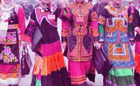 大班主题教案及反思《民族服饰真漂亮》