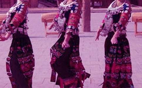 小学美术《民族服饰》教学设计