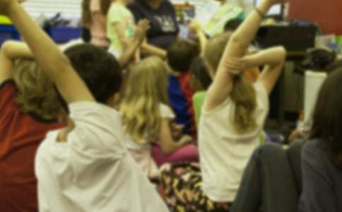 幼儿园中班语言教案《不怕冷的大衣》